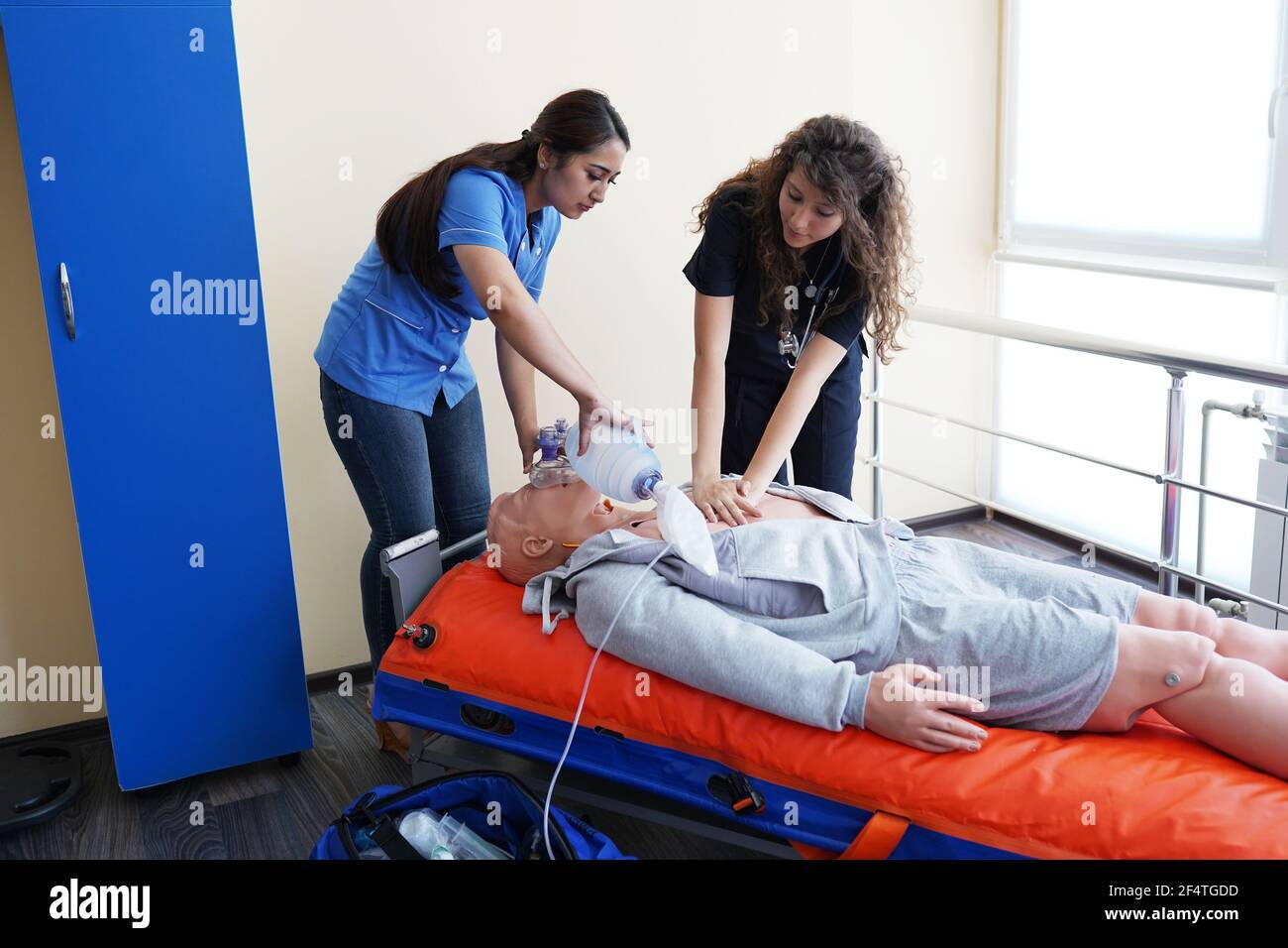 découvrez tout ce qu'il faut savoir sur la rcp (réanimation cardio-pulmonaire) pour les infirmiers : techniques, protocoles, et formations essentielles pour sauver des vies. assurez-vous de maîtriser les compétences clés en matière de soins d'urgence.